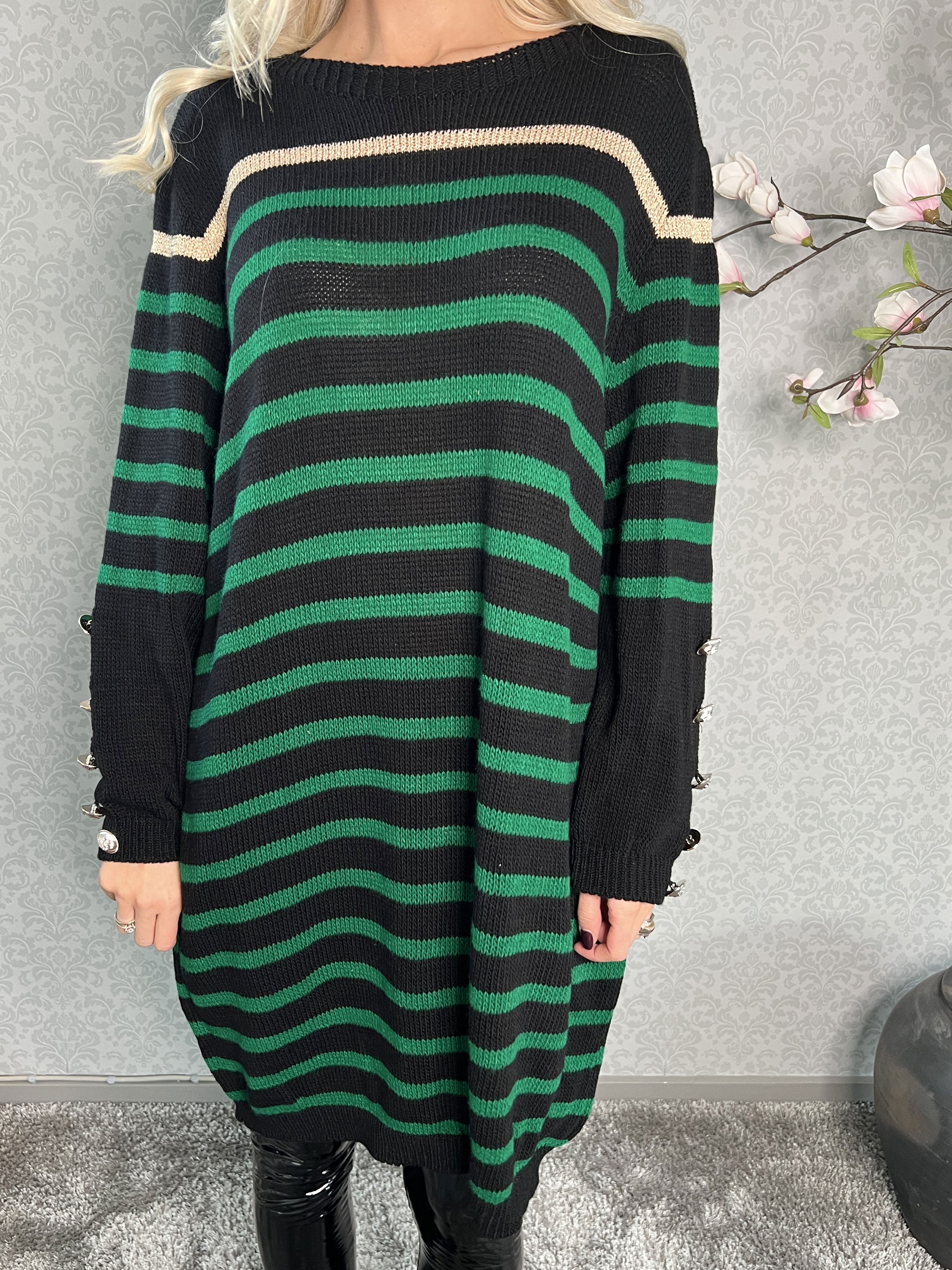 Mirindi - Stribet strikkjole med knapper på ærmerne